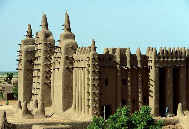 МЕЧЕТЬ в городе Дженне в центральном Мали – место религиозных и политических собраний
