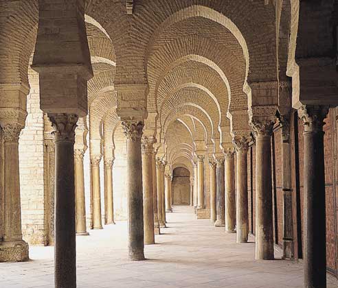 БОЛЬШАЯ МЕЧЕТЬ В КАЙРУАНЕ, древнем священном городе (Тунис)