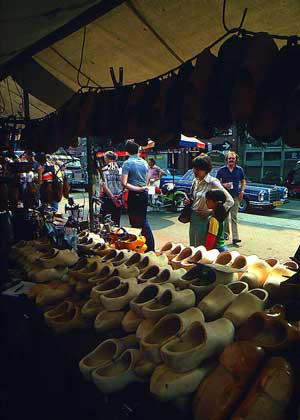 «БЛОШИНЫЙ» РЫНОК В АМСТЕРДАМЕ. На прилавках под открытым небом разложена традициционная национальная обувь – деревянные кломпы.